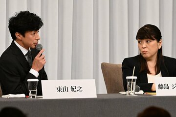 新社長の東山紀之（左）と藤島ジュリー景子前社長