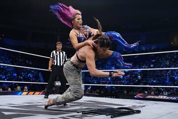 マリーナ・シャフィール(下)をパイプイスに叩きつける白川未奈（©All Elite Wrestling）