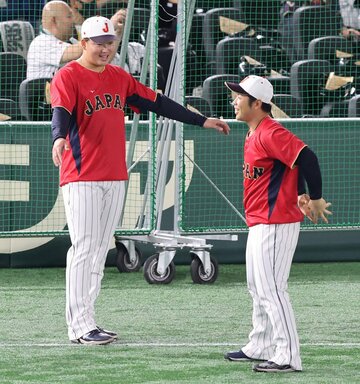 ３年前のＷＢＣでも親しげな様子だった近藤(右)と村上