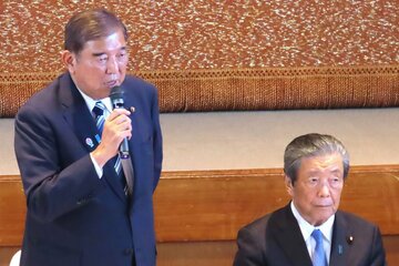 石破茂首相（左）と森山裕幹事長