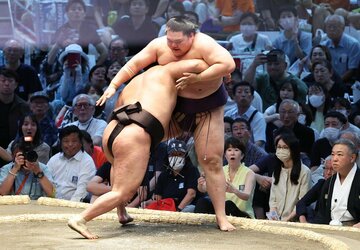 初日は冷静に、王鵬(右)を渡し込みで下した豊昇龍