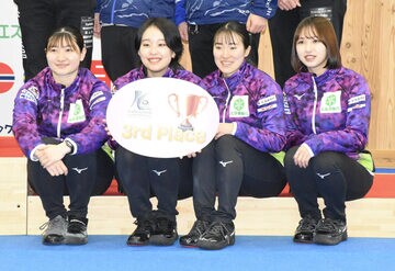 北海道銀行の選手たち（左から田畑百葉、中島未琴、山本冴、仁平美来）