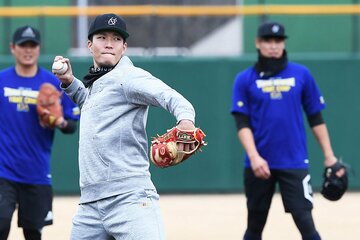 2020年も千賀滉大(手前)と共に自主トレしていたソフトバンク・杉山一樹(右奥)