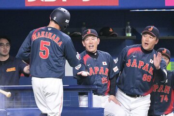 ５回、生還したソフトバンク・牧原大(左)を出迎える侍ジャパン・井端監督(中)