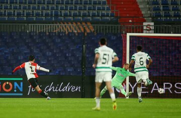 今季ＥＬ初ゴールを決めた上田綺世（左＝ロイター）