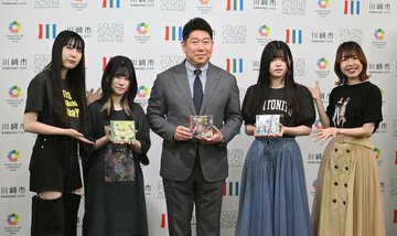 左から夕莉、理名、福田紀彦市長、朱李、凪都