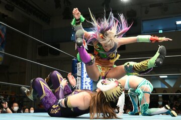 タイガークイーン(下)を攻めるウナギ・サヤカ