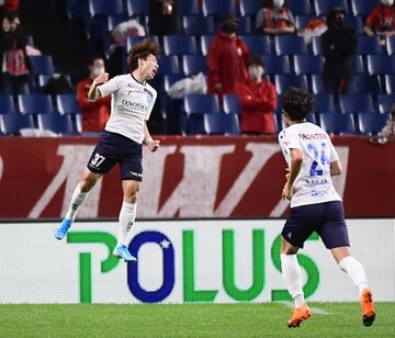  前半１６分、先制ゴールを決めて喜びを爆発させる横浜ＦＣ・松尾（左）
