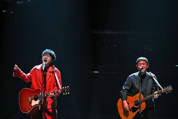 ３曲を熱唱したゆずの北川悠仁(左)と岩沢厚治