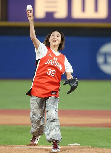 始球式を行った宮崎早織