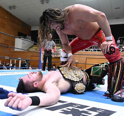 カラムからピンフォール勝利を収めた辻陽太