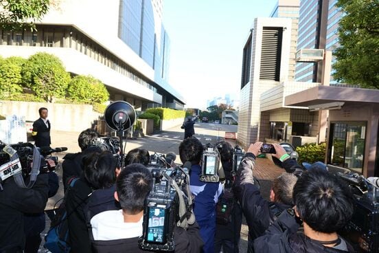 東京地裁に集まった報道陣