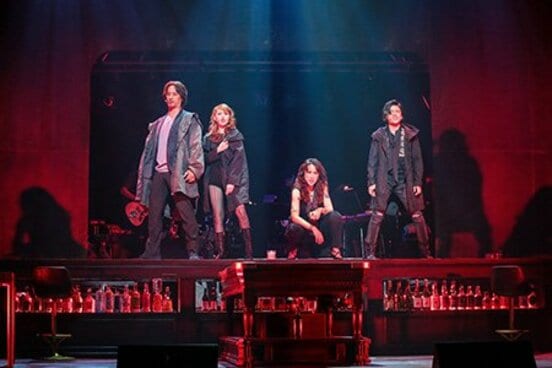 ミュージカルの初日舞台稽古に登場した(左から)橋本さとし、平野綾、濱田めぐみ、中川晃教