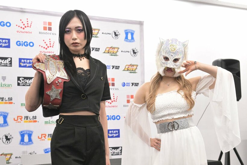 「年下の先輩」スターライト・キッド(右)を迎え撃つワールド王者・上谷沙弥