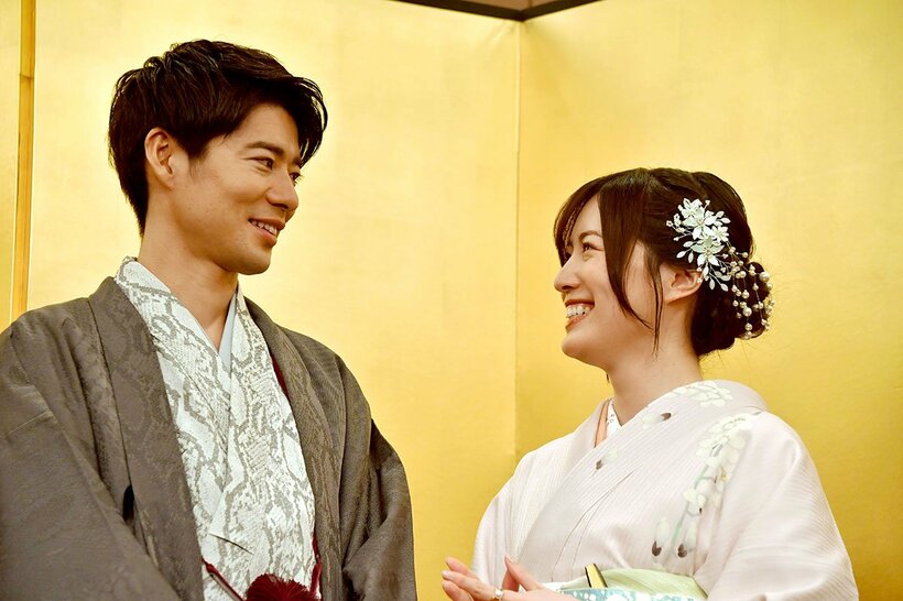 結婚会見で見つめ合う辻本達規（左）と松井珠理奈