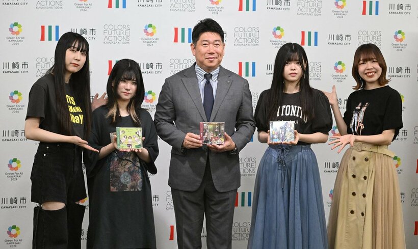 左から夕莉、理名、福田紀彦市長、朱李、凪都