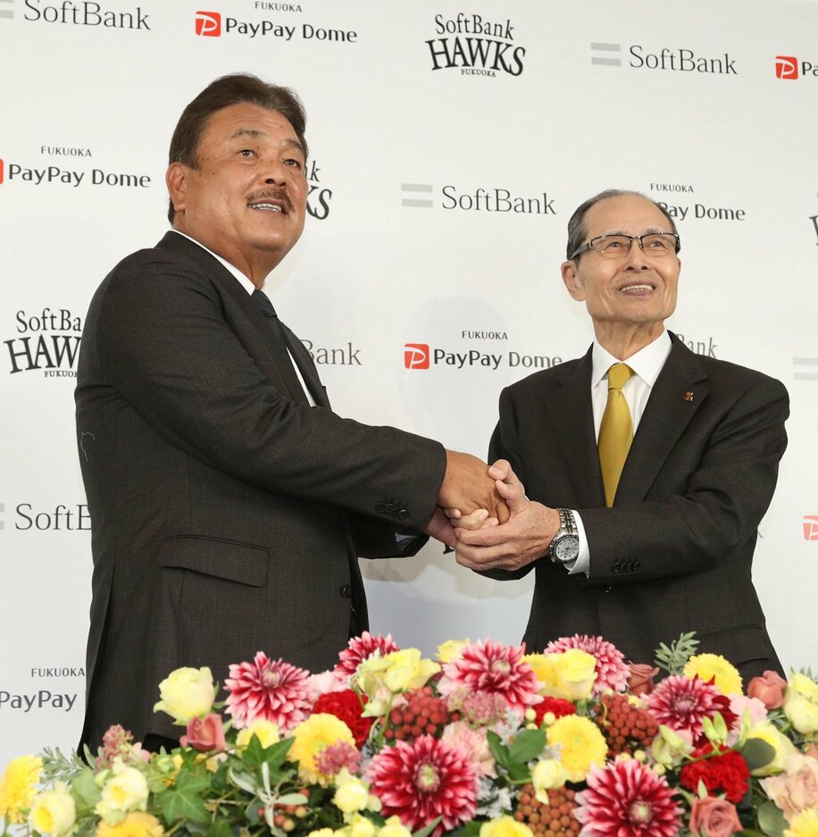  王会長(右)と握手するソフトバンク・藤本新監督（東スポWeb）