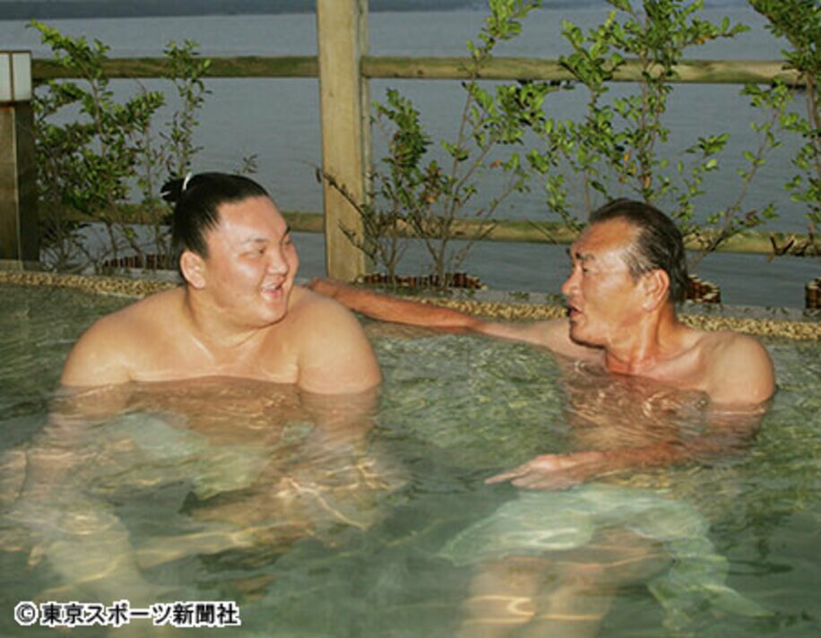  輪島さん（右）は白鵬に温泉でアドバイスを送った（０６年１０月）