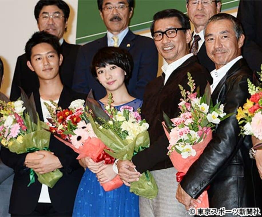 映画の特別試写会に登場した左から、工藤阿須加、波瑠、中井貴一、柳葉敏郎