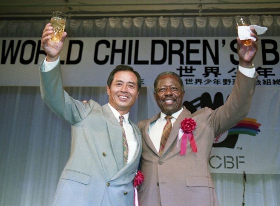  １９９１年８月、世界少年野球のパーティーでグラスを掲げた王氏（左）とアーロンさん