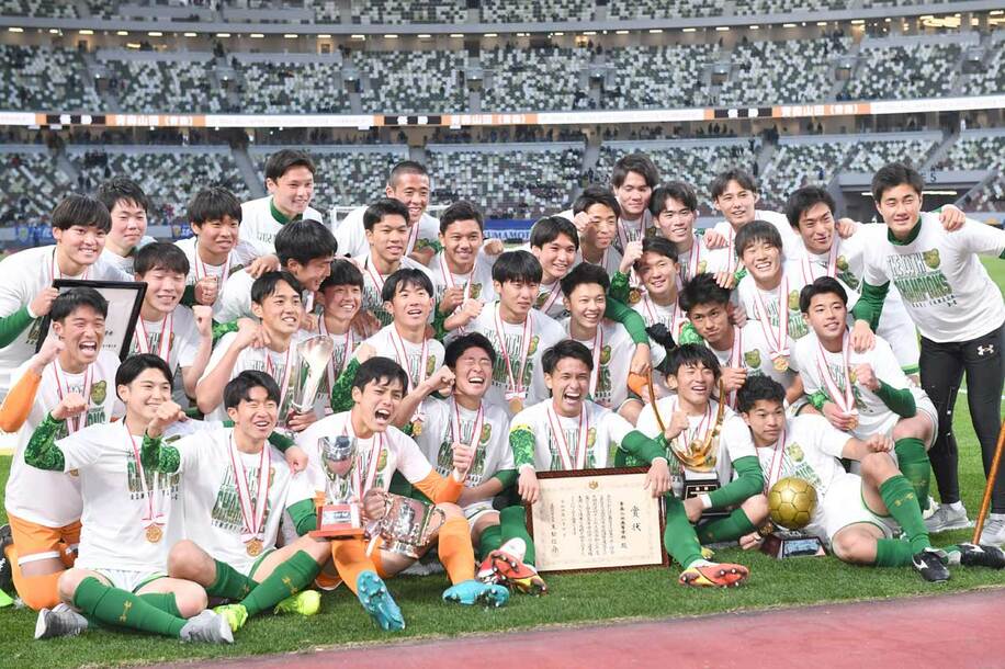 圧倒的な強さの青森山田高校イレブン。２２年の第１００回全国高校サッカー選手権でも優勝した