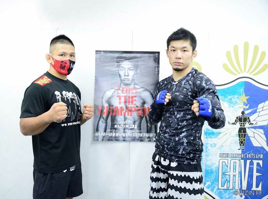  オンラインで練習を公開した斎藤裕。左はアキラ