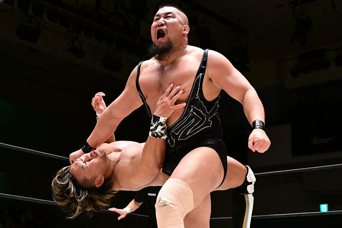 遠藤哲哉(左)をラリアートで吹っ飛ばすマサ北宮