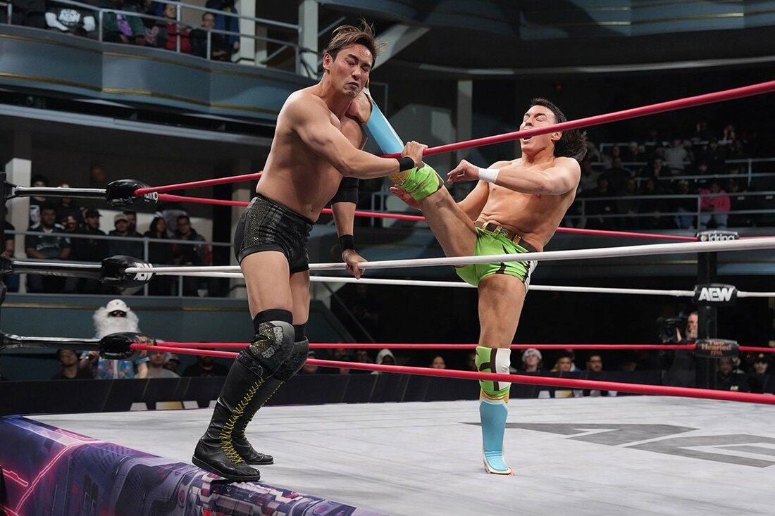 ベイリー(右)のキックを顔面に浴びるオカダ・カズチカ(©All Elite Wrestling)