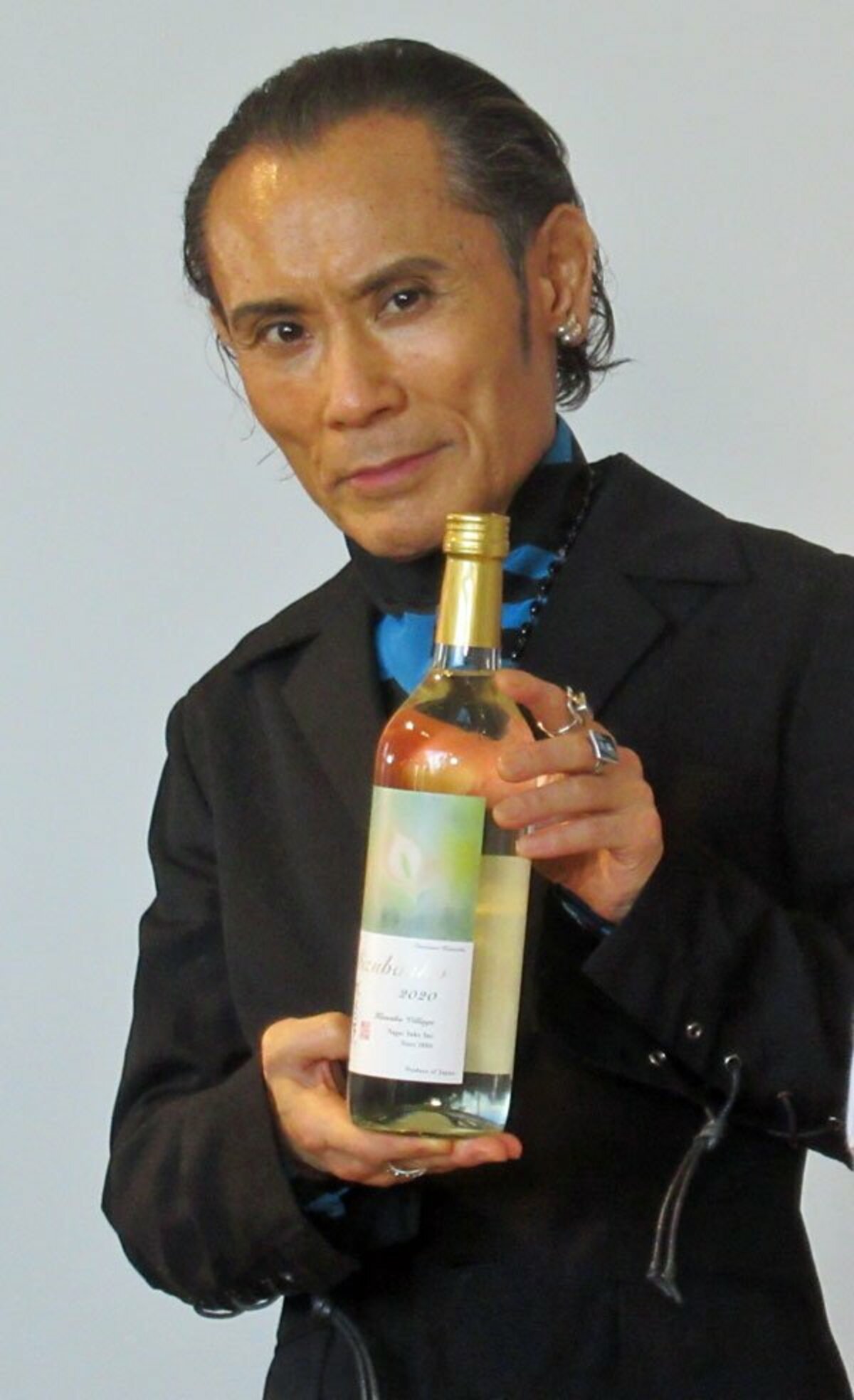 片岡鶴太郎が日本酒メーカーとコラボ ラベルデザイン用の「尾瀬の水