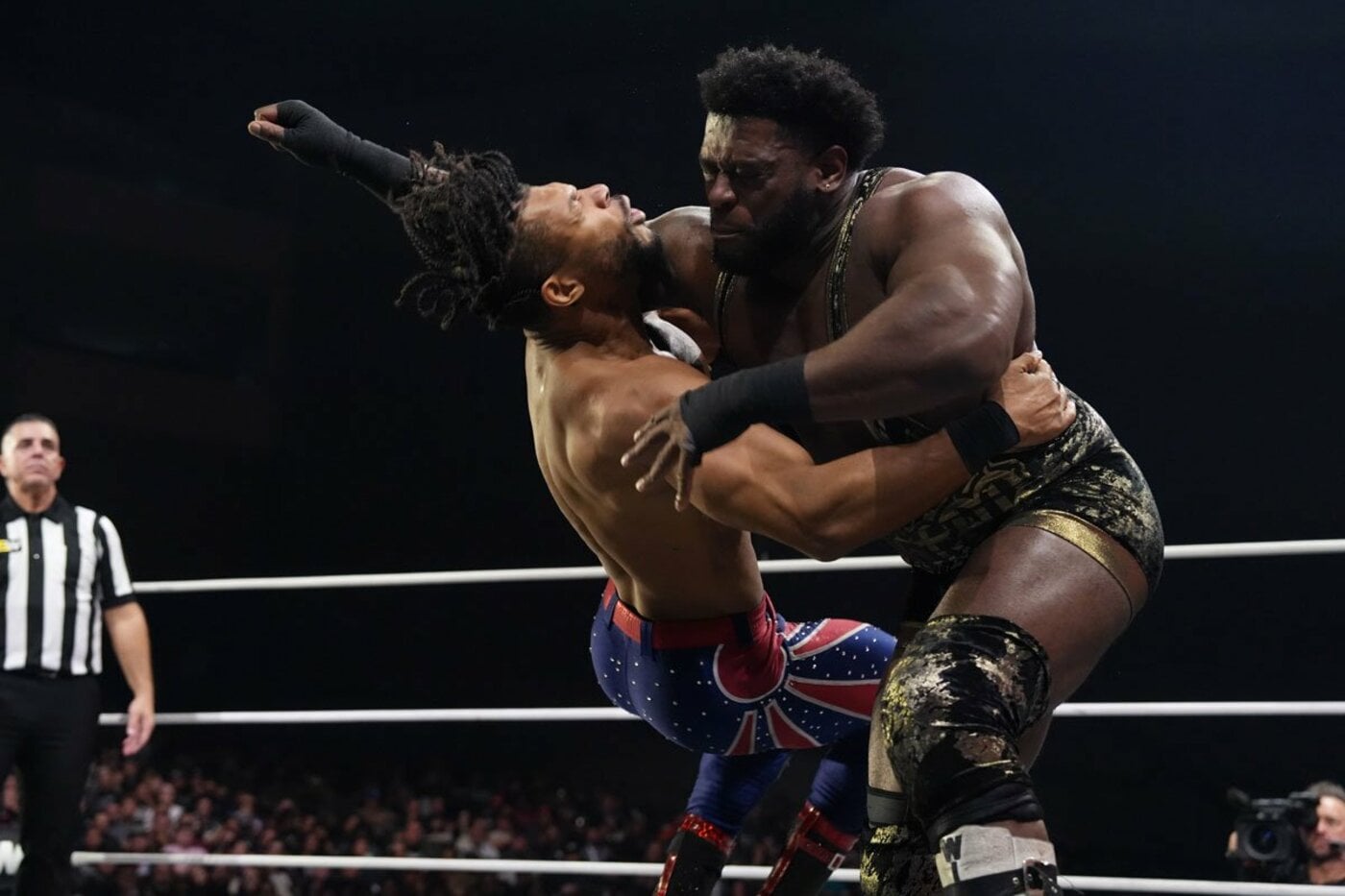 ケビン・ナイト(左)にラリア―トを放つパワーハウス・ホブス (ⒸAll Elite Wrestling)