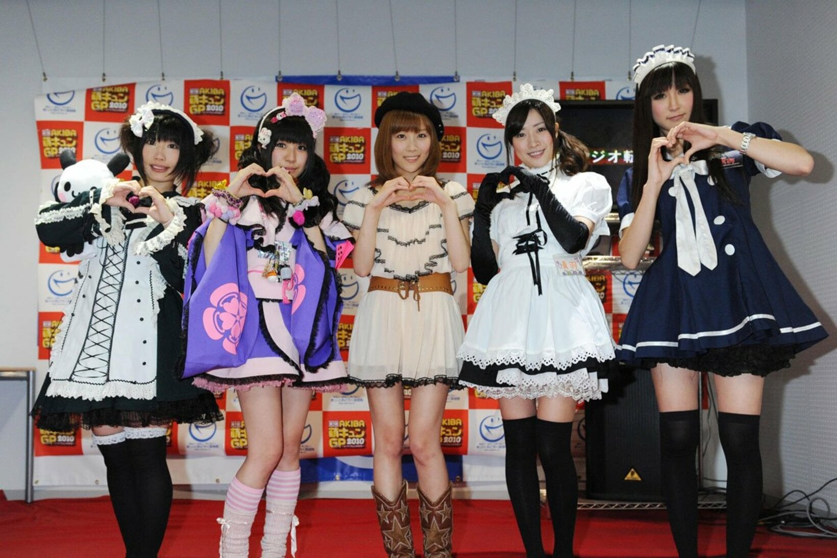 メイド姿の重盛さと美（中央）