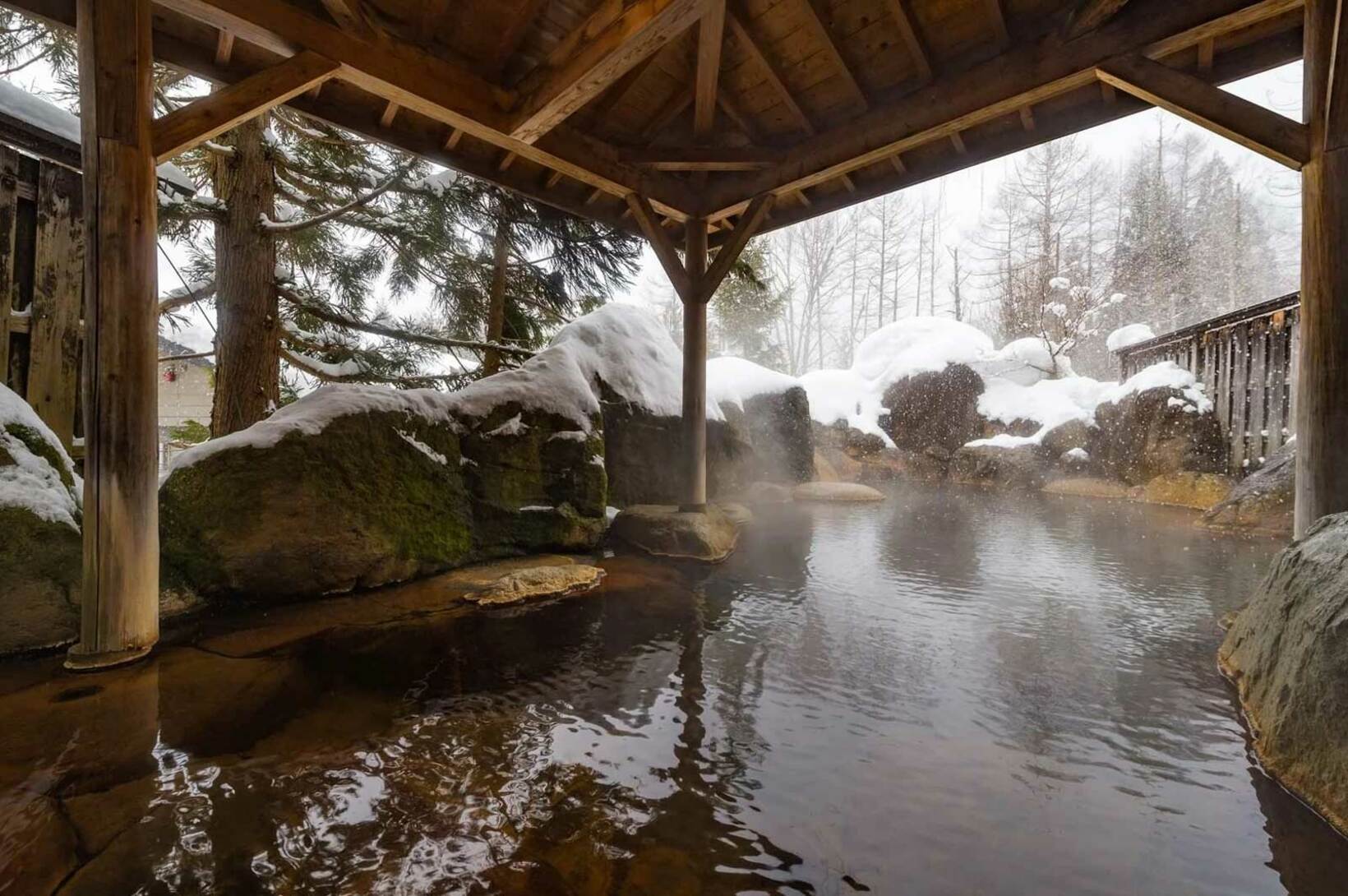 これからの季節は雪見温泉も楽しめます