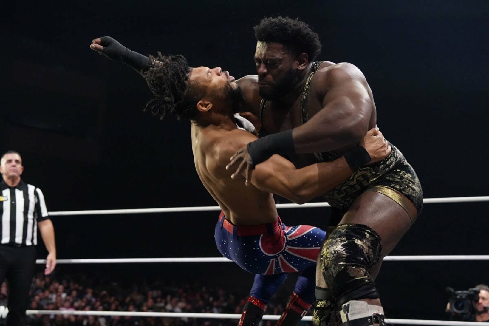 ケビン・ナイト(左)にラリア―トを放つパワーハウス・ホブス （ⒸAll Elite Wrestling）