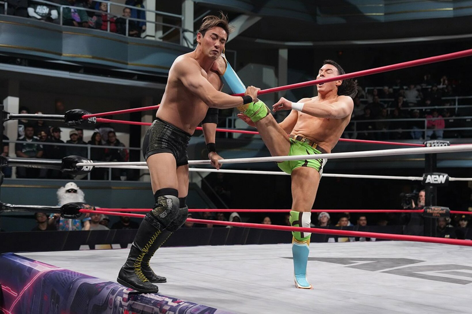 ベイリー(右)のキックを顔面に浴びるオカダ・カズチカ（©All Elite Wrestling）