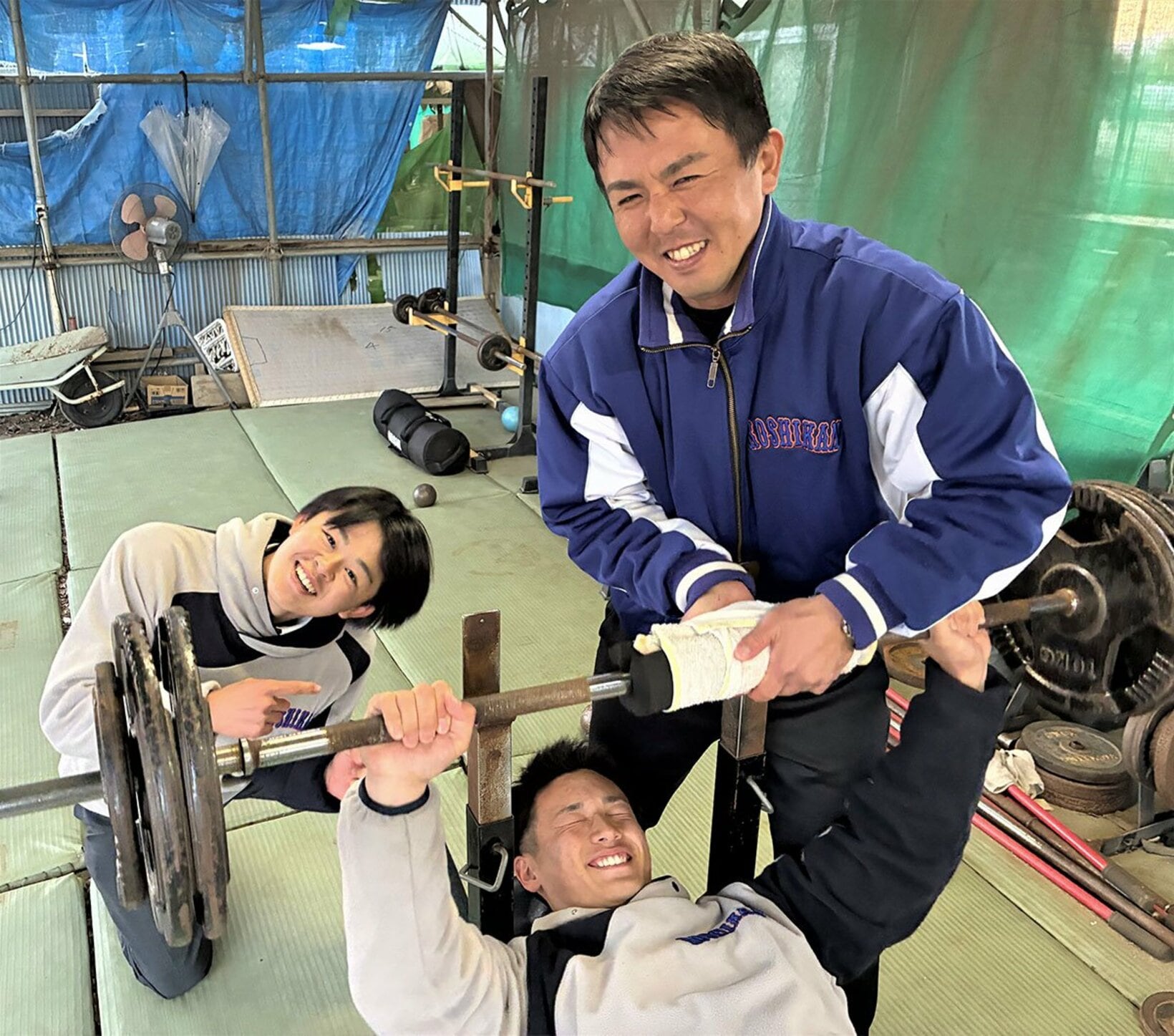高志館高校の部員のウエートトレーニングに付き添う副島監督(右)