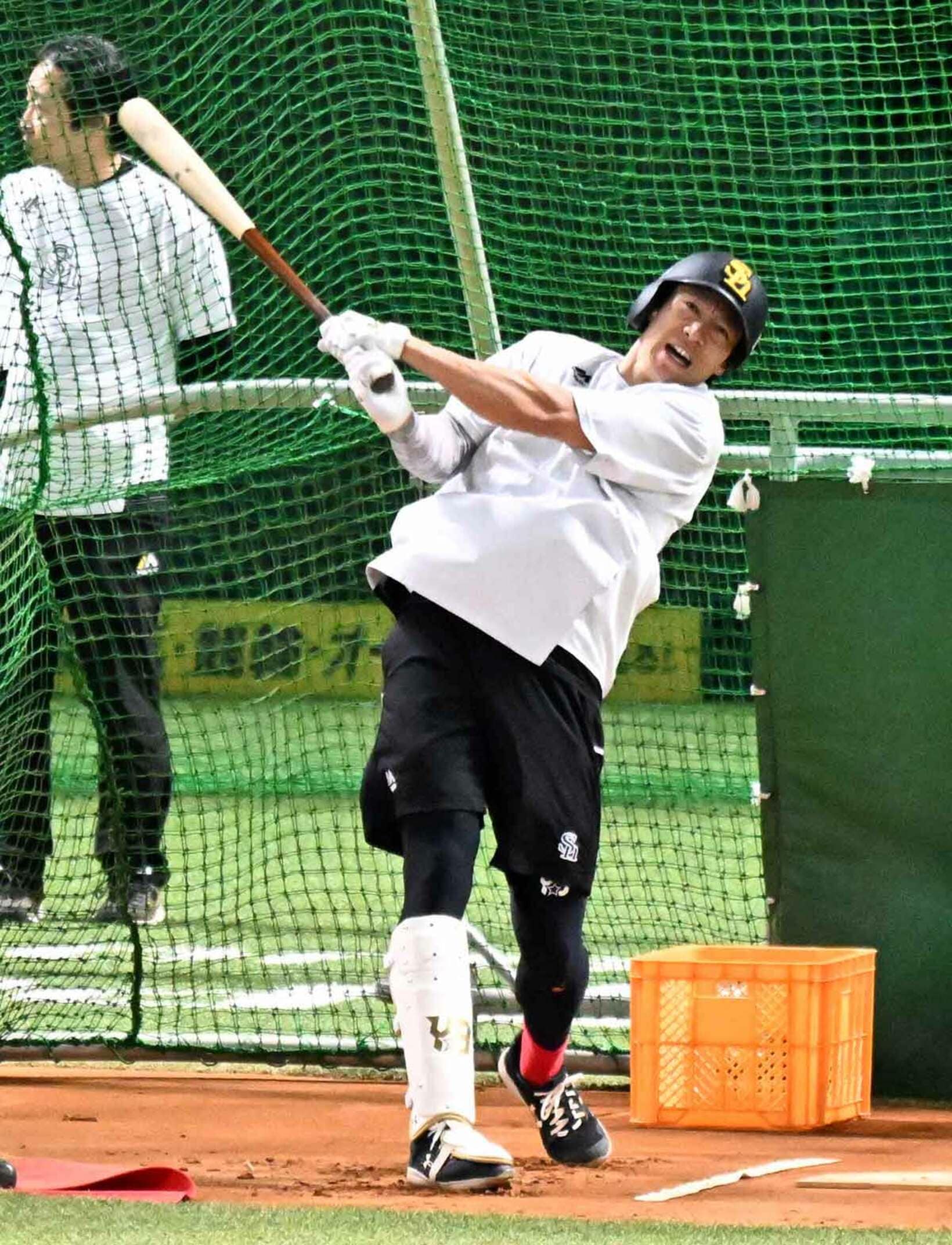 フルスイングする柳田悠岐
