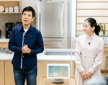  左から関根勤、関根麻里