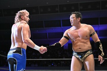 エル・ファンタズモ(左)を称えるタイチ
