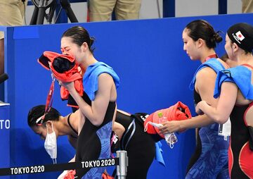  レース後に涙を見せた池江璃花子（左）