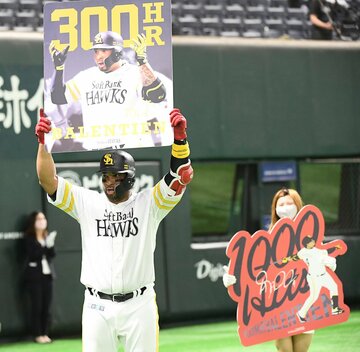  通算３００号本塁打を放ったバレンティンは通算１０００安打も達成