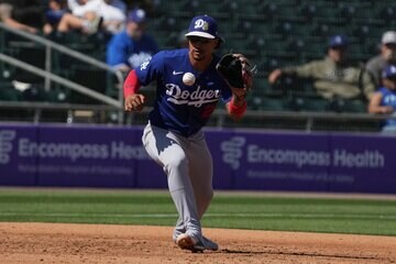 軽快な守備のサンティアゴ・エスピナル（ロイター）