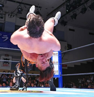 ウルフアロン（上）をぶん投げた藤田晃生