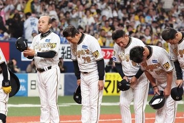 試合に勝利にファンにあいさつする阪神・岡田監督（左）