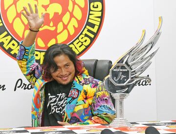  会見に臨んだ高橋ヒロム