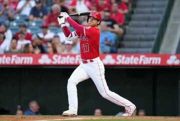  ホームランを打つ大谷（ロイター）