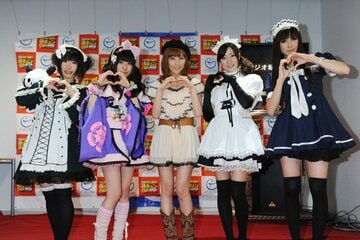 メイド姿の重盛さと美（中央）