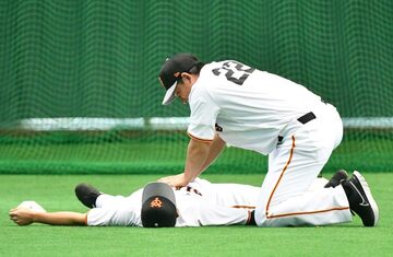  倒れ込んだ吉川に心臓マッサージをする小林