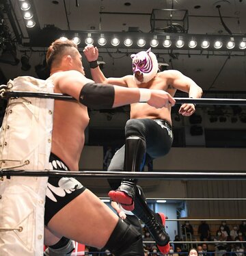  河野(左)をコーナーに串刺しにするＳ・タイガー