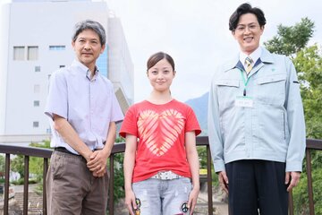 左から緒形直人、橋本環奈、新納慎也
