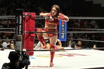 試合後、引き揚げるマゼンダをマイクで挑発するSareee